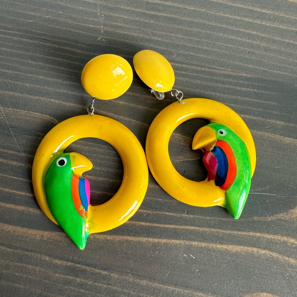 Vintage plastic parrot earrings 🦜